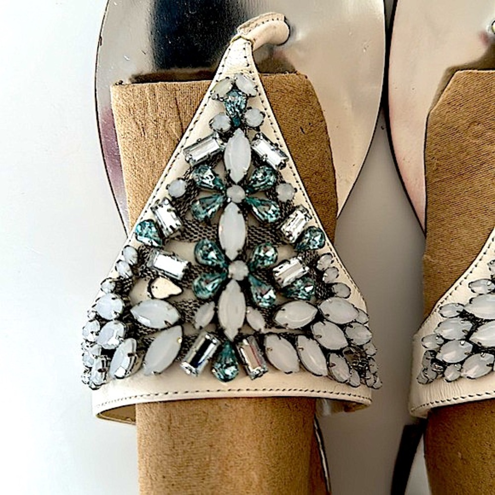 NWOB!!Beautiful White with Beaded Top Thong Sandals - Picture 4 of 7